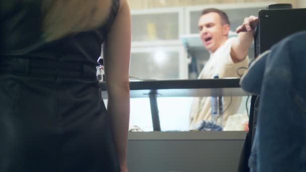 노래방에서 술취한 남녀를 무심코 껴안고 있는 모습 — 비디오