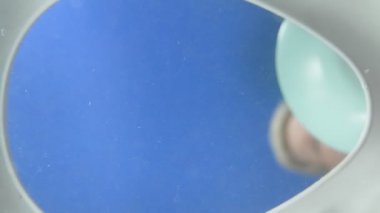 Kadın tuvalete yemek atıyor. Tuvaletin manzarası..