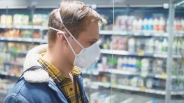 Marketteki tıbbi maskeli adam. salgın