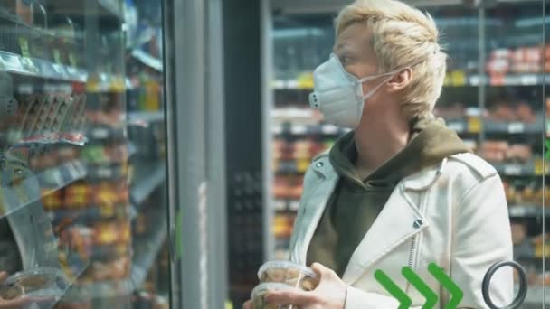 Mujer rubia de pelo corto con máscara médica en la tienda de comestibles. pandemia — Vídeo de stock