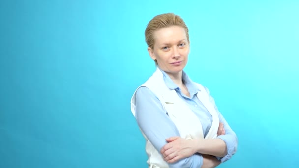 Portrait de femme blonde sans maquillage sur fond bleu. espace de copie — Video