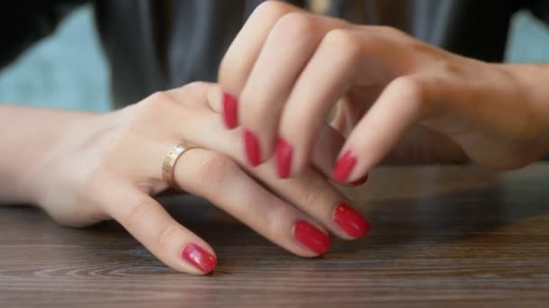 Крупный план. женщина снимает обручальное кольцо, сидя в кафе — стоковое видео