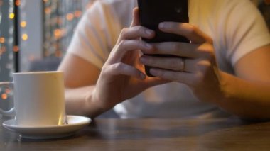 Adam telefondaki mesajı okuduktan sonra nişan yüzüğünü çıkarmış.