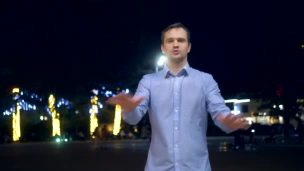 Un hombre guapo en la noche de baile de camisas. en la calle. espacio de copia — Vídeos de Stock