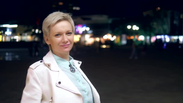 Portret van stijlvolle jonge vrouw op een straat in de stad in de avond. — Stockvideo