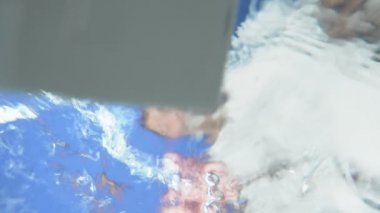 Adam telefonu suya düşürdü ve onu dışarı çıkardı..