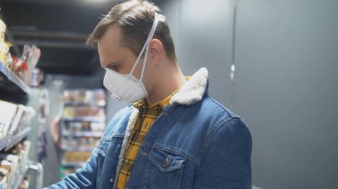 Marketteki tıbbi maskeli adam. salgın