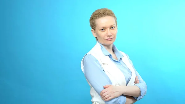 Retrato de mulher loira sem maquiagem em um fundo azul. espaço de cópia — Fotografia de Stock