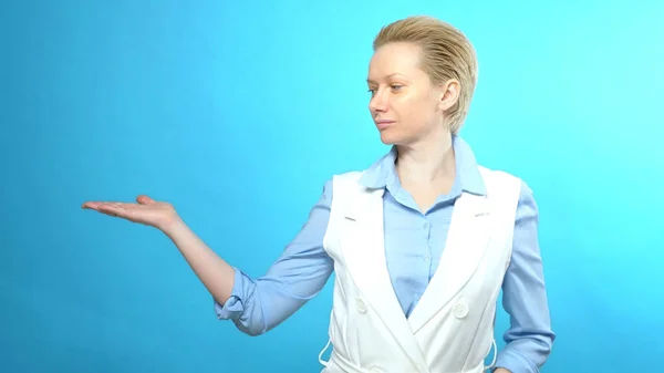 Retrato de mulher loira sem maquiagem em um fundo azul. espaço de cópia — Fotografia de Stock