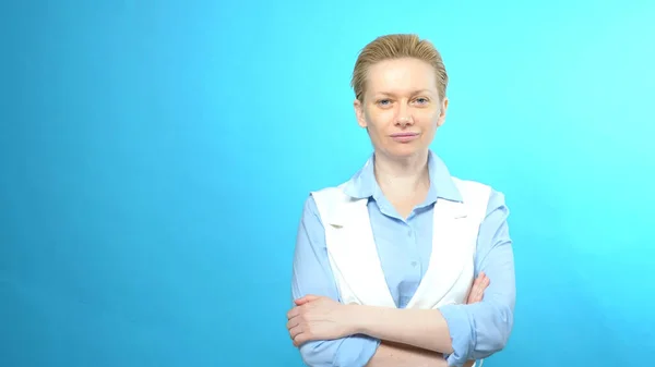 Retrato de mulher loira sem maquiagem em um fundo azul. espaço de cópia — Fotografia de Stock