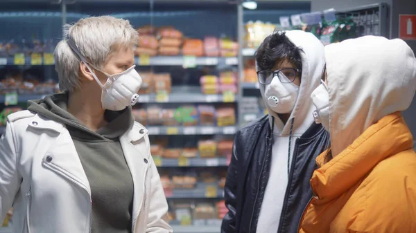 Menschen in medizinischen Masken im Lebensmittelgeschäft. Pandemie — Stockfoto