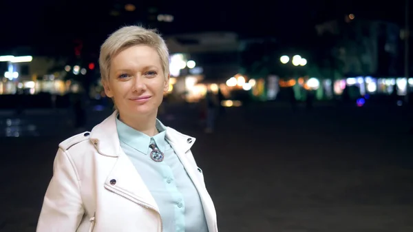 Ritratto di giovane donna elegante su una strada di città di sera . — Foto Stock