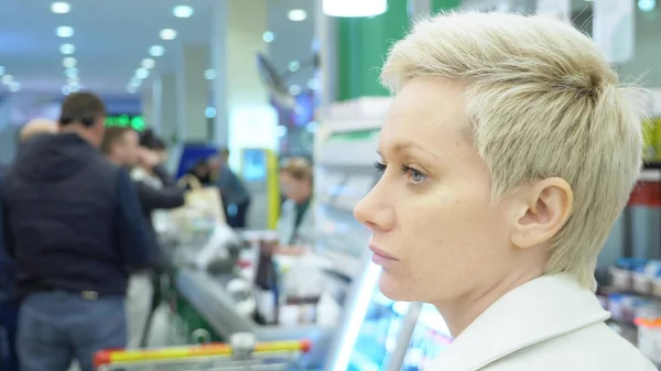 Portret zmęczonej kobiety w supermarkecie. zbliżenie — Zdjęcie stockowe