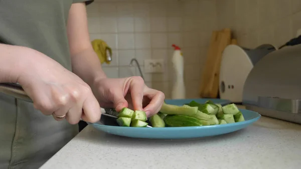 Closeup mãos mulher corte pepino em tiras na cozinha — Fotografia de Stock