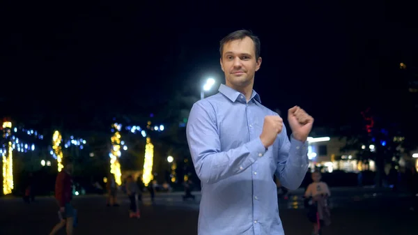 Un hombre guapo en la noche de baile de camisas. en la calle. espacio de copia — Foto de Stock