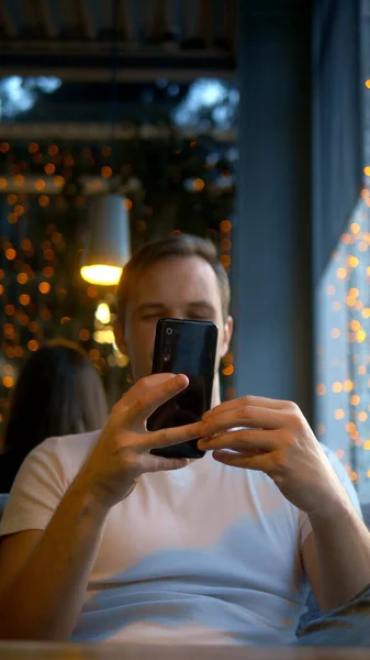 Vertical shot man enlève la bague de fiançailles après avoir lu un message sur le téléphone — Photo