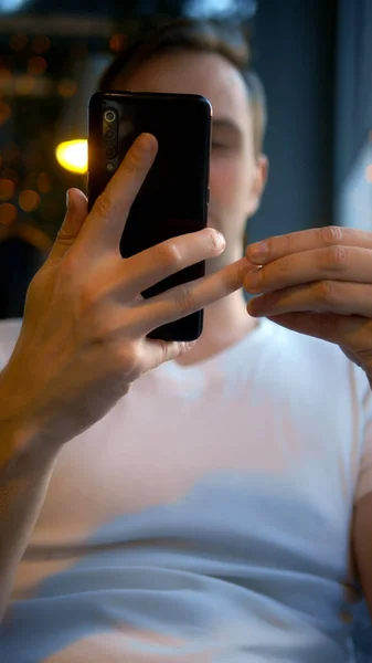Verticale colpo uomo rimuove anello di fidanzamento dopo aver letto un messaggio al telefono — Foto Stock