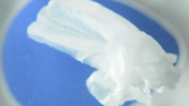 Papírszalvéta víz alatt a WC-ben. kék háttér — Stock videók