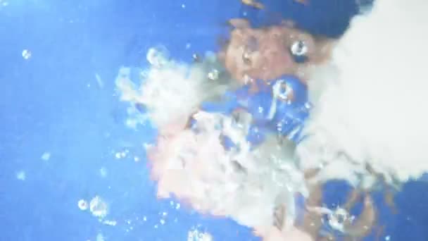 O homem atirou os auscultadores para debaixo da água e tirou-os. debaixo de água — Vídeo de Stock
