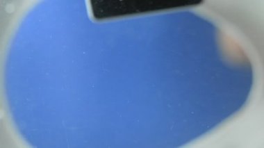 Kadın telefonu tuvalete düşürür ve alır. Tuvaletin manzarası.
