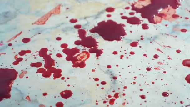 Κοντινό πλάνο. Το αίμα στάζει στο πάτωμα. μια λίμνη αίματος στο πάτωμα — Αρχείο Βίντεο