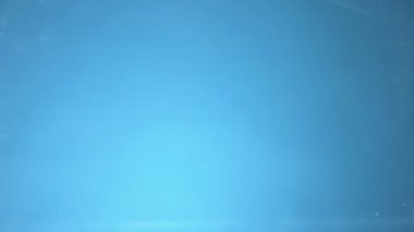 Çatal bıçak seti suya düştü. Suyun altındaki manzara. Yakın çekim.