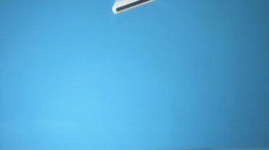 Cep telefonu suya düşer. Yakın plan. mavi arkaplan