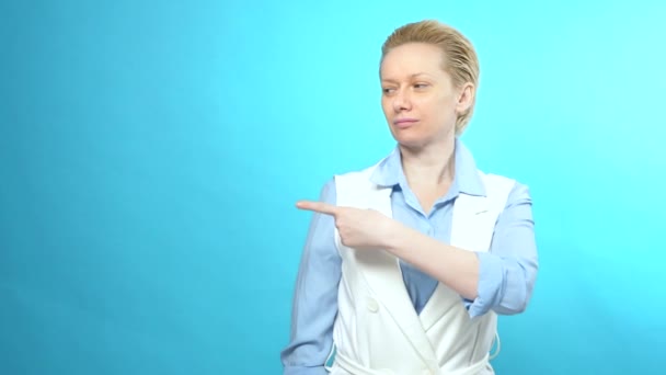 Portrait de femme blonde sans maquillage sur fond bleu. espace de copie — Video