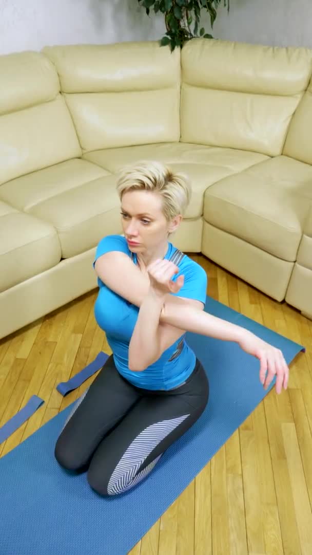 Tiro vertical, mulher entra para esportes em casa, na sala de estar . — Vídeo de Stock