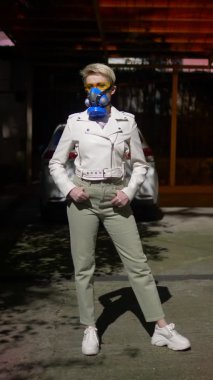 Dikey çekim. Tam gelişim. Kısa saçlı bir kadın. Açık havada solunum cihazı..