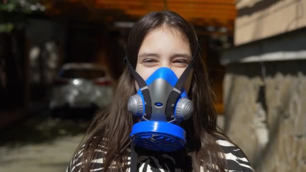 Portrait of a teenage girl in a respirator in open space — Stock Video