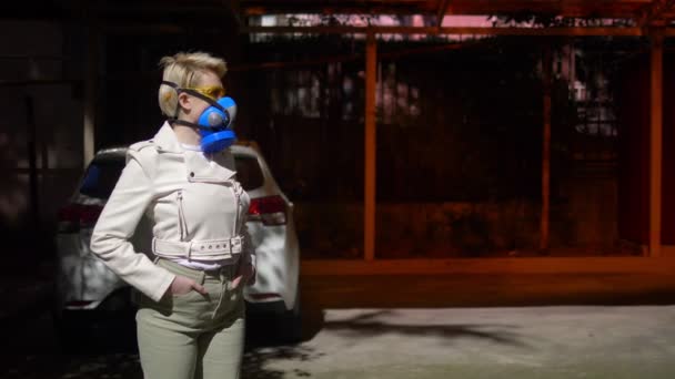 A woman with short hair a respirator outdoors. medium shot — Stock Video