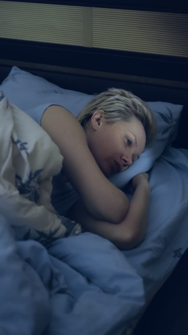 Vertikální. žena trpící nespavostí leží ve tmě v posteli — Stock video