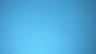 Altın mücevher, zincir suya düşmüş. mavi arkaplan.