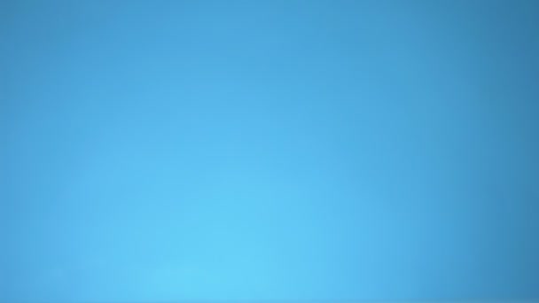 A kulcsok beleesnek a vízbe. kék háttér. légbuborékok. másolás helye — Stock videók