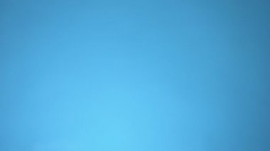 Kol saati suya düştü. mavi arka plan. Yakın çekim