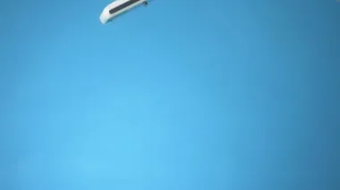 Cep telefonu suya düşer. Yakın plan. mavi arkaplan