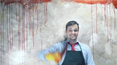 Arka planda kan lekesi olan kravatlı adam..