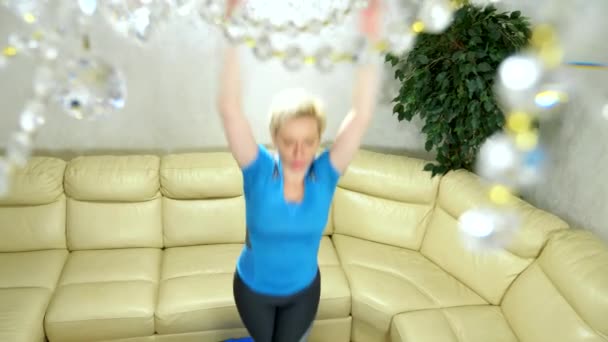 Mulher entra para esportes em um trampolim em casa. cardio . — Vídeo de Stock