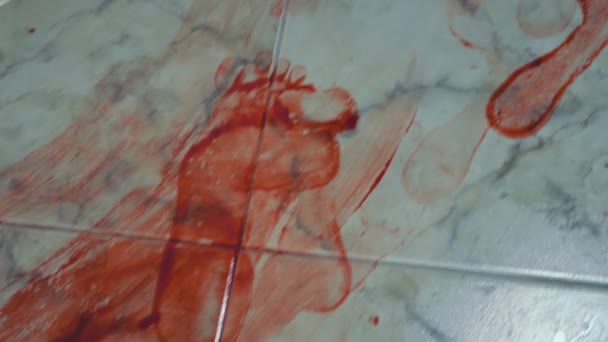 Blodiga spår av blod från bara fötter på golvet — Stockvideo
