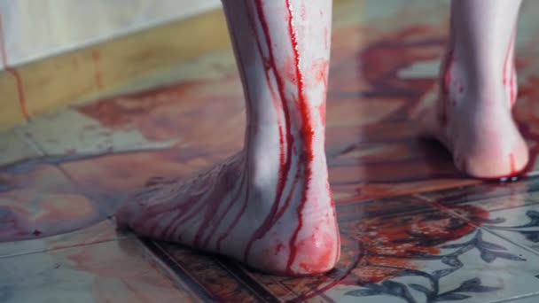 Die blutigen Blutspuren von den nackten Füßen auf dem Boden — Stockvideo