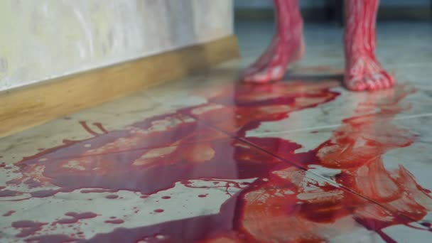 De bloederige sporen van bloed van blote voeten op de vloer — Stockvideo