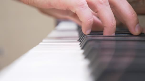 Närbild. Manliga händer som spelar piano. kopieringsutrymme. — Stockvideo