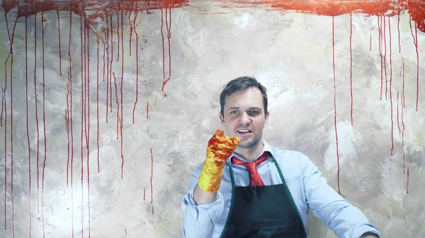 Muž v kravatě potřísněný krví na krvavém pozadí zdi. — Stock fotografie