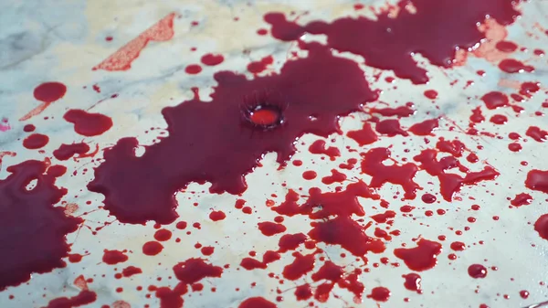 Gros plan. le sang coule sur le sol. une mare de sang sur le sol — Photo