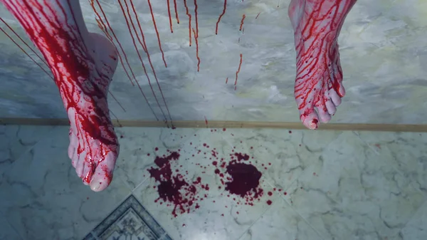 클로즈업. 피로 물든 벽 뒤에 매달려 있는 사람 의피투성이의 다리 — 스톡 사진