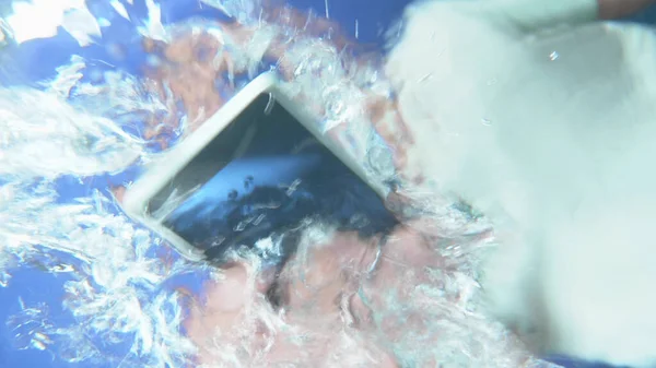 배경 이 흐릿 합니다. 그 남자는 전화기를 물에 떨어뜨리고 꺼내 버렸다. — 스톡 사진
