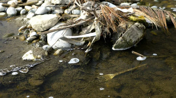 Problèmes environnementaux. ordures sur le front de mer. espace de copie — Photo