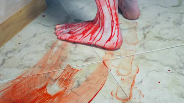 Os vestígios sangrentos de sangue dos pés descalços no chão — Fotografia de Stock