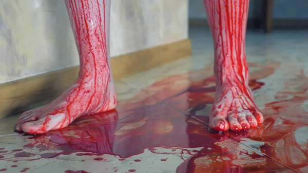 Le tracce sanguinose di sangue dai piedi nudi sul pavimento — Foto Stock